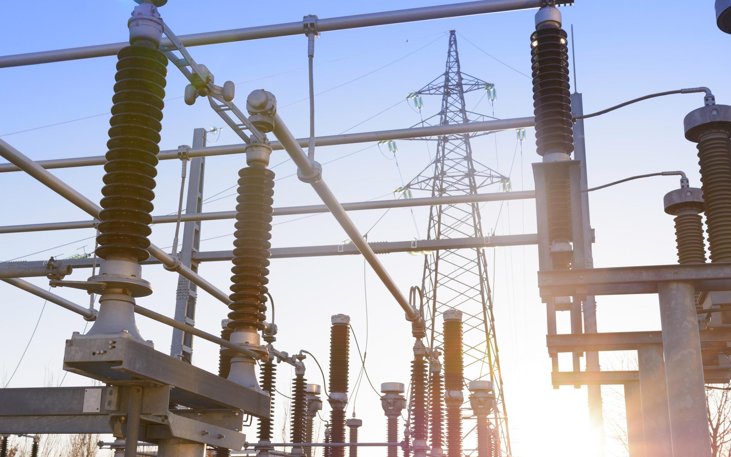 DE-EE990102-Strommasten-und-Stromleitung-im-Kraftwerk_72dpi-scaled.jpg